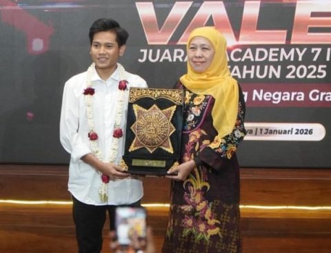 Gubernur Khofifah Sambut Valen, Runner Up Dangdut Academy 2025, di Grahadi