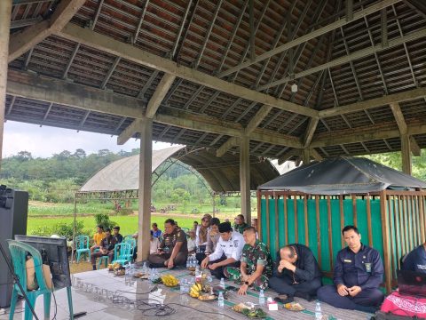 Forkopimda dan Petinggi Desa Bringin Ikuti Zoom Meeting Bersama Presiden RI. 