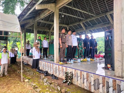 Forkopimda dan Petinggi Desa Bringin Ikuti Zoom Meeting Bersama Presiden RI. 