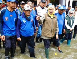 Gubernur Khofifah Tinjau Lokasi Banjir di Lamongan, Pastikan Bantuan Tersalurkan