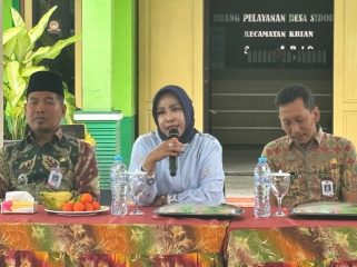 Wabub Mimik Serahkan Bantuan Rehab RTLH Secara Simbolis pada Warga Desa Sidorejo