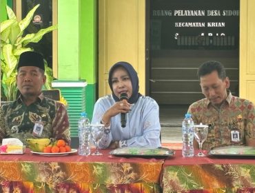 Wabub Mimik Serahkan Bantuan Rehab RTLH Secara Simbolis pada Warga Desa Sidorejo