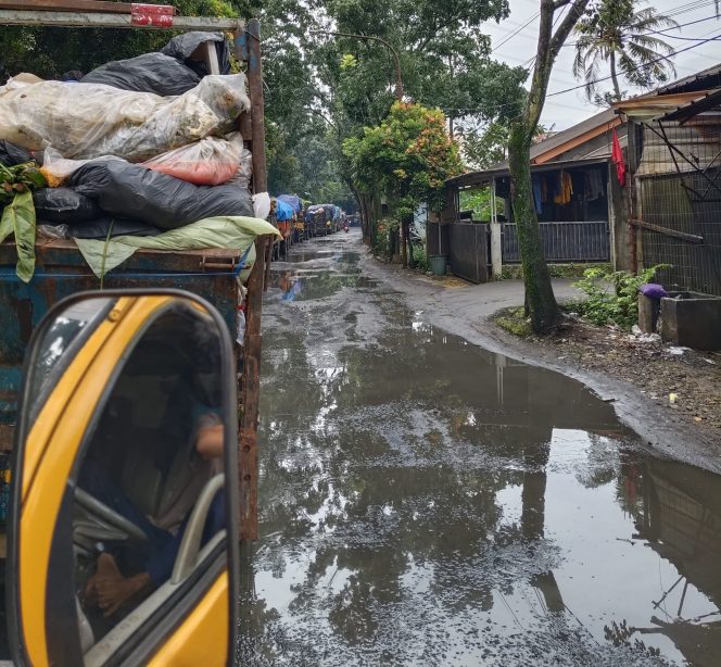 
					Antrean Panjang di TPA Cipayung Sebabkan Warga Marah, karena ini