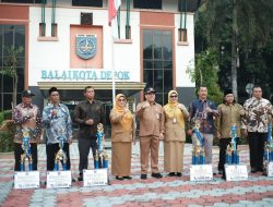 Sekda Kota Depok Bersama Bakesbangpol Serahkan Piala Lomba Siskamling
