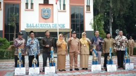 Sekda Kota Depok Bersama Bakesbangpol Serahkan Piala Lomba Siskamling