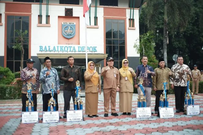 
					Sekda Kota Depok Bersama Bakesbangpol Serahkan Piala Lomba Siskamling