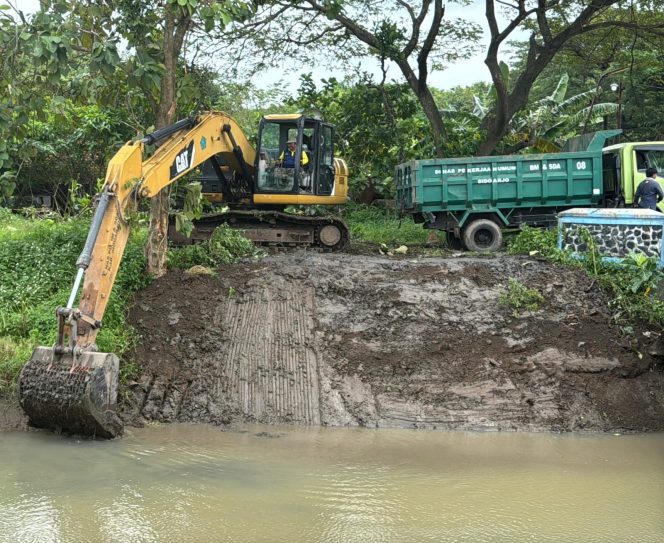 
					Cegah Banjir, Pemkab Sidoarjo Kebut Normalisasi Sungai di Belakang PG Krembung