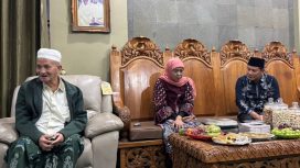 Dari kiri: KH. Agoes Ali Mashuri, pengasuh Pondok Pesantren Progresif Bumi Shalawat