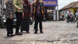 Bupati Subandi Sidak Jalan Rusak, Perintahkan Perbaikan Gunakan Aspal Hotmix