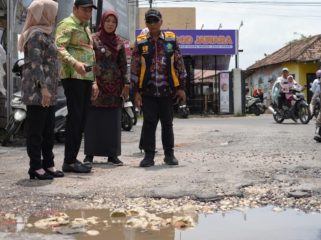 Bupati Subandi Sidak Jalan Rusak, Perintahkan Perbaikan Gunakan Aspal Hotmix