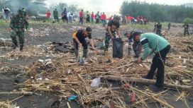 Peduli Lingkungan, Jajaran Polres Jember Bersih-bersih Pantai Puger