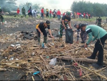 Peduli Lingkungan, Jajaran Polres Jember Bersih-bersih Pantai Puger