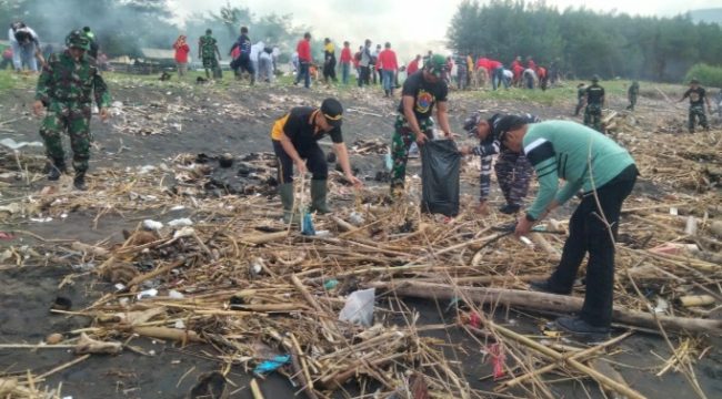 Peduli Lingkungan, Jajaran Polres Jember Bersih-bersih Pantai Puger