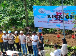Foto Bersama setelah melakukan penanaman Sorgum dan Bunga Matahari