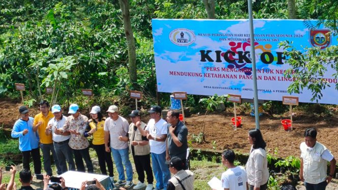 
					Foto Bersama setelah melakukan penanaman Sorgum dan Bunga Matahari