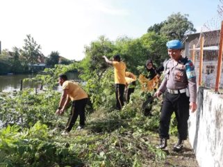 Dukung Gerakan Indonesia ASRI, Polda Jatim Kerahkan Jajaran Polres Bersih-Bersih Serentak