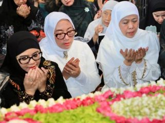 Gubernur Khofifah Hadiri Tahlil dan Pengajian Muslimah Haul Sunan Ampel ke-549