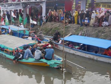 Nyadran Dewi Sekardadu Warnai Harjasda ke-167, Nelayan Sidoarjo Larung Doa dan Syukur ke Laut