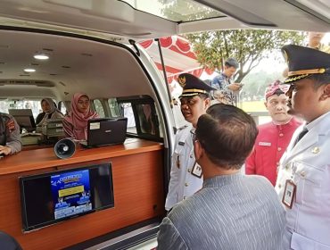 Penyerahan satu mobil Samsat Keliling dari Pemkab Jepara kepada UPPD Jepara, dalam momen HUT Jepara di Alun-alun 1, (10/4/2025).