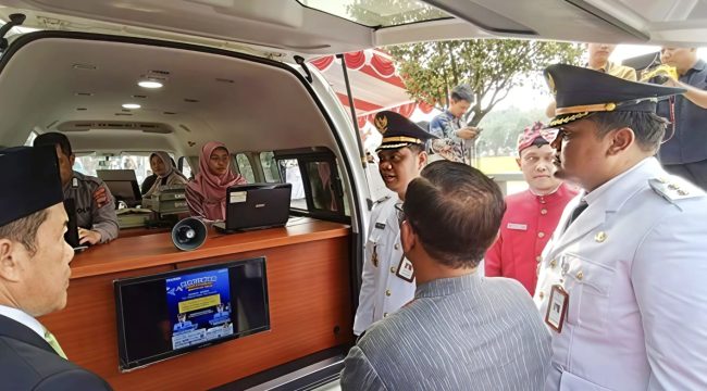 Penyerahan satu mobil Samsat Keliling dari Pemkab Jepara kepada UPPD Jepara, dalam momen HUT Jepara di Alun-alun 1, (10/4/2025).