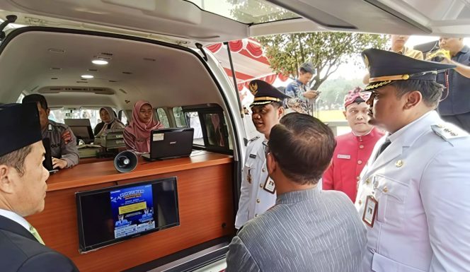 
					Penyerahan satu mobil Samsat Keliling dari Pemkab Jepara kepada UPPD Jepara, dalam momen HUT Jepara di Alun-alun 1, (10/4/2025).