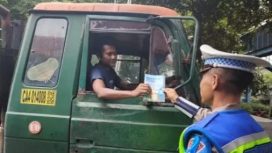 Polda Jatim Tertibkan Truk dan Bus yang Nekat Pakai Lajur Kanan
