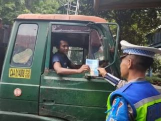 Polda Jatim Tertibkan Truk dan Bus yang Nekat Pakai Lajur Kanan