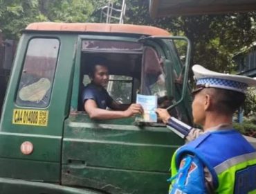 Polda Jatim Tertibkan Truk dan Bus yang Nekat Pakai Lajur Kanan