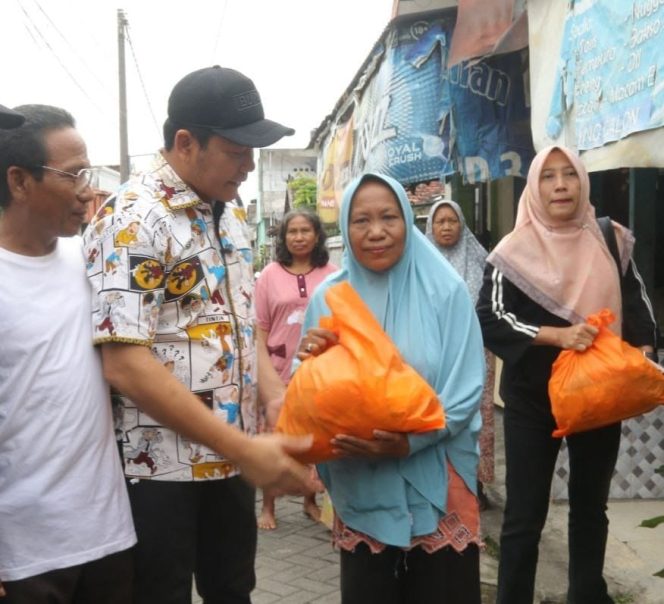
					Bupati Subandi Salurkan Kursi Roda dan Alihkan BPJS Warga Miskin ke PBI