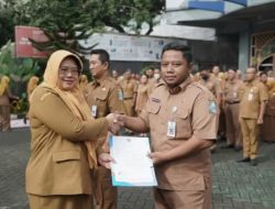 Kadis Kominfo Jatim Serahkan SK Kenaikan Pangkat, Dorong ASN Perkuat Layanan Digital