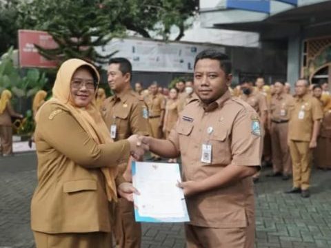 Kadis Kominfo Jatim Serahkan SK Kenaikan Pangkat, Dorong ASN Perkuat Layanan Digital