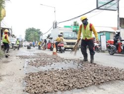 Bupati Subandi Tinjau Perbaikan Jalan di Sukodono, Tegaskan Pergunakan Matrial Berkualitas Baik