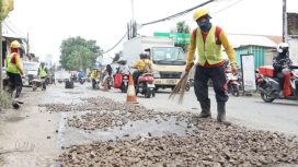 Bupati Subandi Tinjau Perbaikan Jalan di Sukodono, Tegaskan Pergunakan Matrial Berkualitas Baik