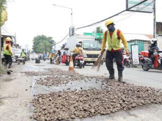 Bupati Subandi Tinjau Perbaikan Jalan di Sukodono, Tegaskan Pergunakan Matrial Berkualitas Baik