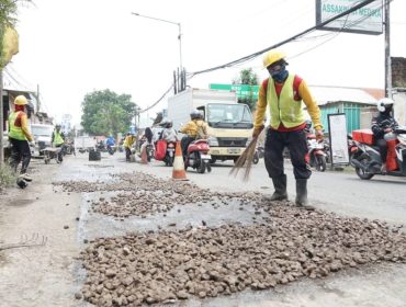 Bupati Subandi Tinjau Perbaikan Jalan di Sukodono, Tegaskan Pergunakan Matrial Berkualitas Baik