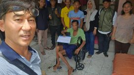 Pembina YGP Park Man Ho Turun Langsung Serahkan Bantuan Kursi Roda