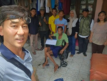 Pembina YGP Park Man Ho Turun Langsung Serahkan Bantuan Kursi Roda