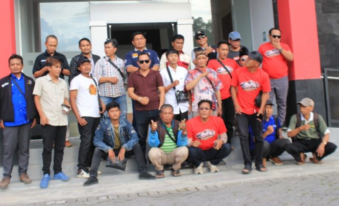 
					Wartawan Dipukuli di Halaman DPRD, Jurnalis Probolinggo Raya Bersatu Laporkan Penganiayaan ke Polisi