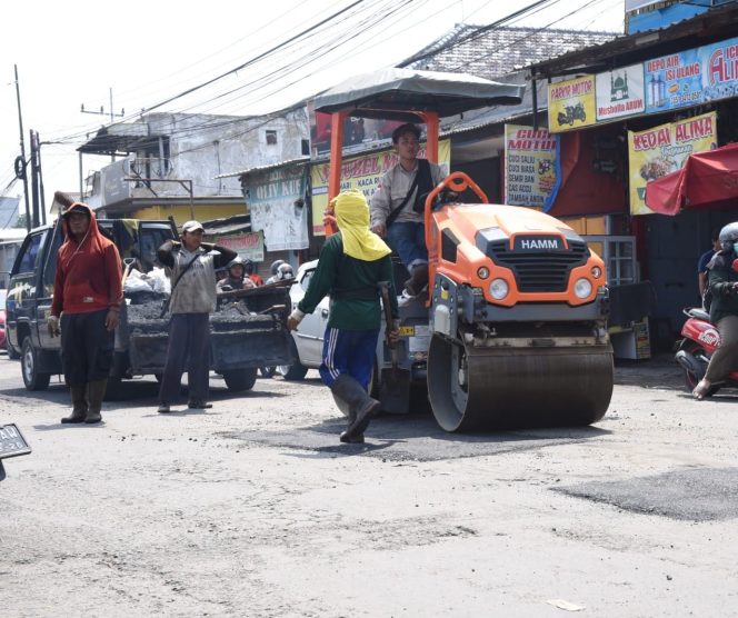
					Pemkab Sidoarjo Kebut Perbaikan Jalan di 31 Ruas, Target Rampung Sebelum Lebaran