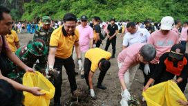 Polres Jember Laksanakan Gerakan Indonesia Asri Bersihkan Pantai Watu Ulo
