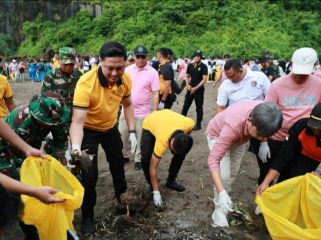 Polres Jember Laksanakan Gerakan Indonesia Asri Bersihkan Pantai Watu Ulo