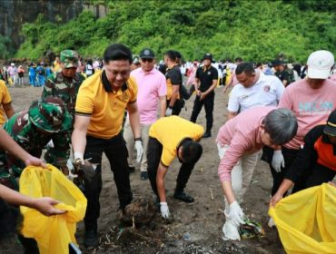 Polres Jember Laksanakan Gerakan Indonesia Asri Bersihkan Pantai Watu Ulo