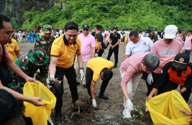 
					Polres Jember Laksanakan Gerakan Indonesia Asri Bersihkan Pantai Watu Ulo
