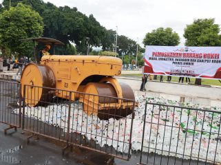 Polres Jember musnahkan ribuan botol miras hasil operasi pekat di bulan ramadhan