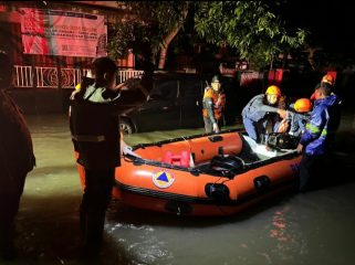 Polres jember evakuasi korban banjir di rambipuji 1