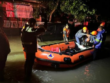 Polres jember evakuasi korban banjir di rambipuji 1
