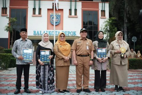 Sekda Depok Serahkan SK Pensiun kepada Tiga ASN