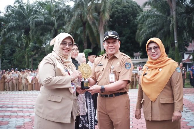
					Sekda Kota Depok Mangguluang Mansur menyerahkan penghargaan UHC Award tingkat nasional kepada Kepala Dinkes Kota Depok Devi Maryori.