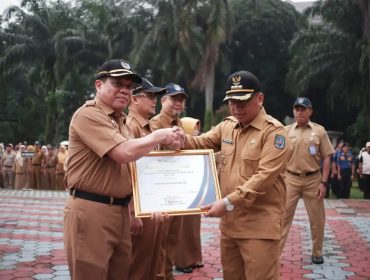Raih Predikat Kualitas Tertinggi dari Ombudsman RI, Wali Kota Depok Serahkan Penghargaan ke Sekda