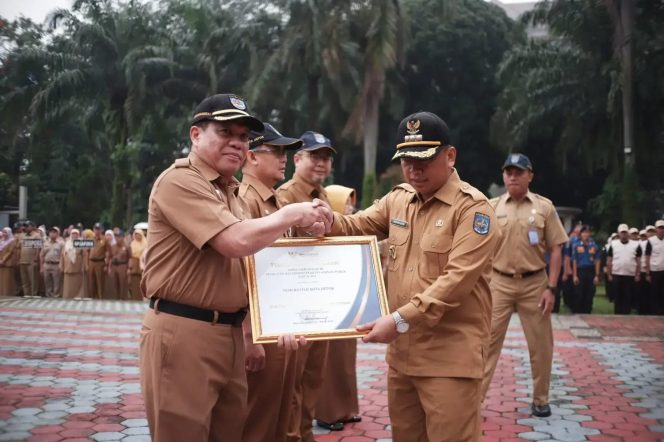 
					Raih Predikat Kualitas Tertinggi dari Ombudsman RI, Wali Kota Depok Serahkan Penghargaan ke Sekda